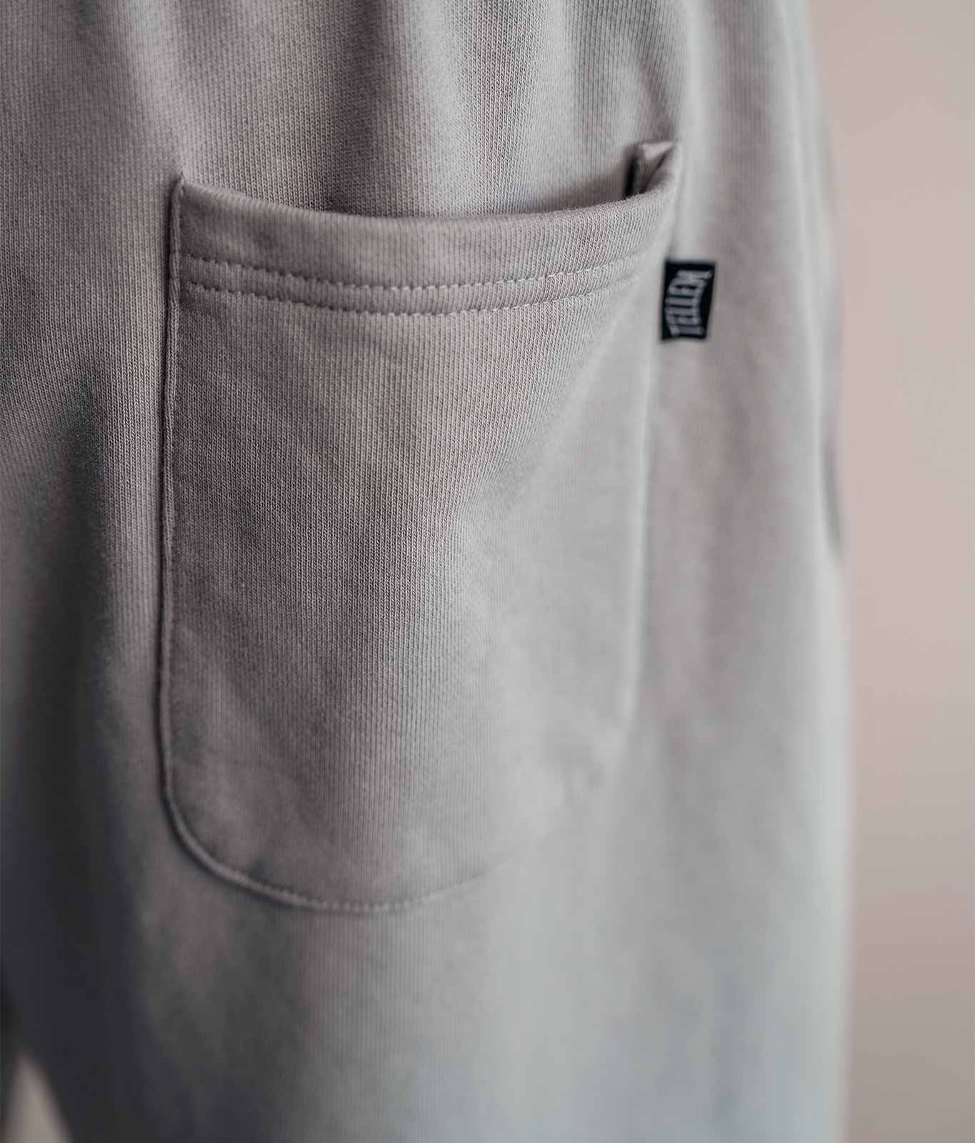 Gesäßtasche mit Tellem Label an grauer Heavyweight Sweatshorts