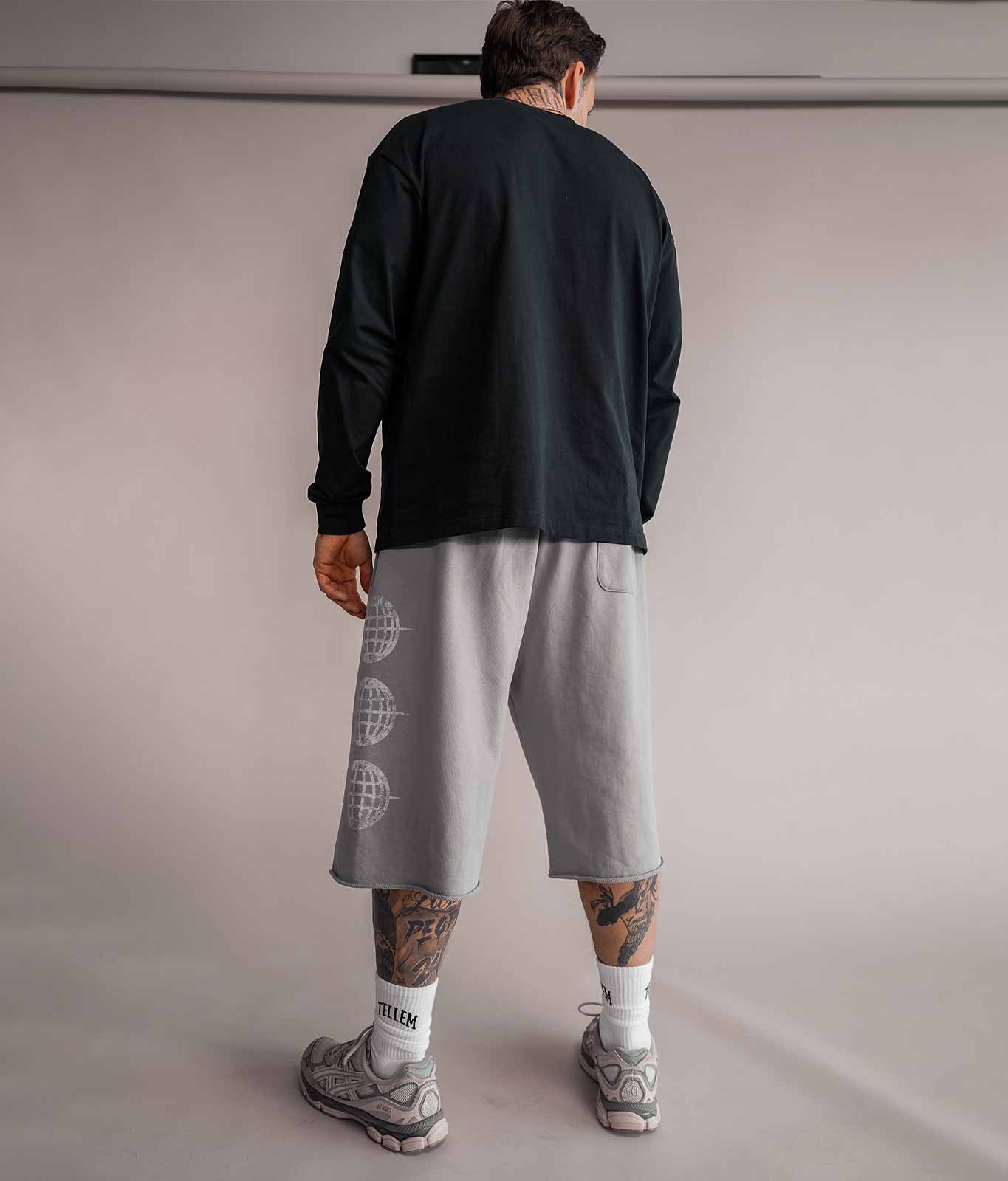 Model von hinten in grauer 3/4 Shorts und schwarzem Longsleeve, Basketball-Streetwear von Tellem