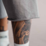 Offene Rollkante am Bein der grauen 3/4 Shorts aus 370 g/m² Baumwolle