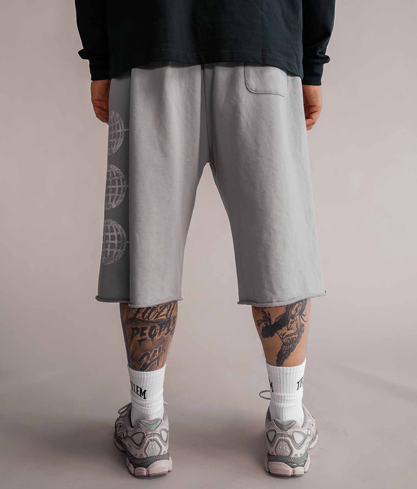 Rückansicht der grauen 3/4 Shorts Herren mit Gesäßtasche und Logo-Print