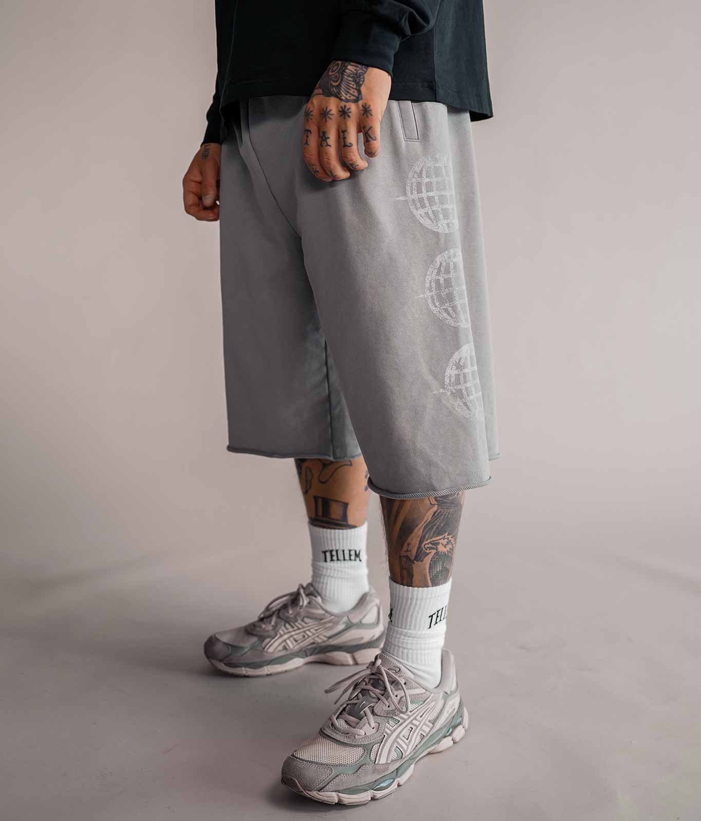 3/4 Shorts Herren in Grau mit Logo-Print seitlich am Bein, getragen mit weißen Tellem Socken