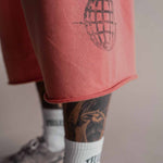 Offene Rollkante am Bein der roten 3/4 Shorts aus 370 g/m² Baumwolle