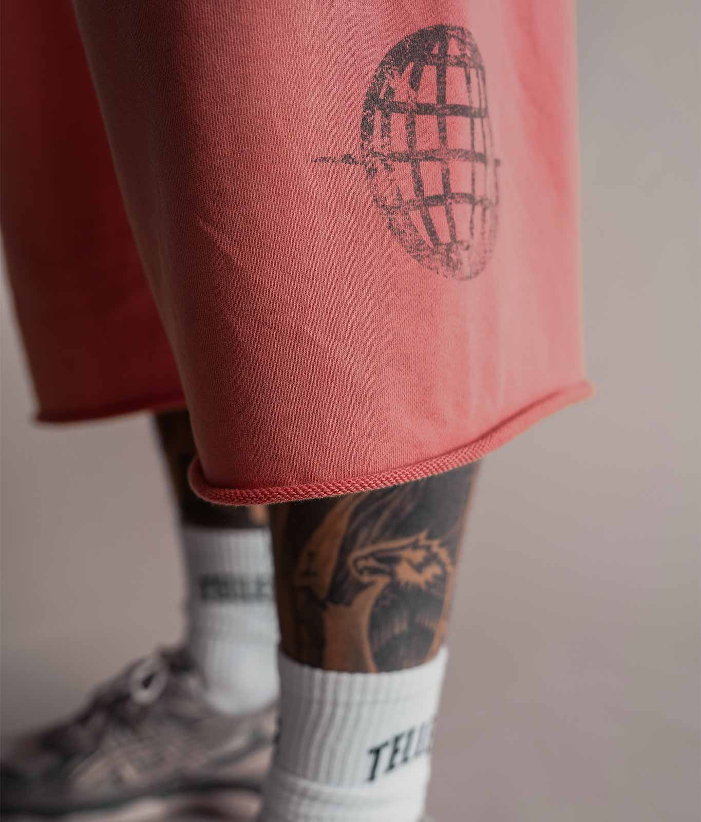 Offene Rollkante am Bein der roten 3/4 Shorts aus 370 g/m² Baumwolle
