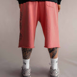 Rückansicht der roten 3/4 Shorts Herren mit Gesäßtasche und Logo-Print