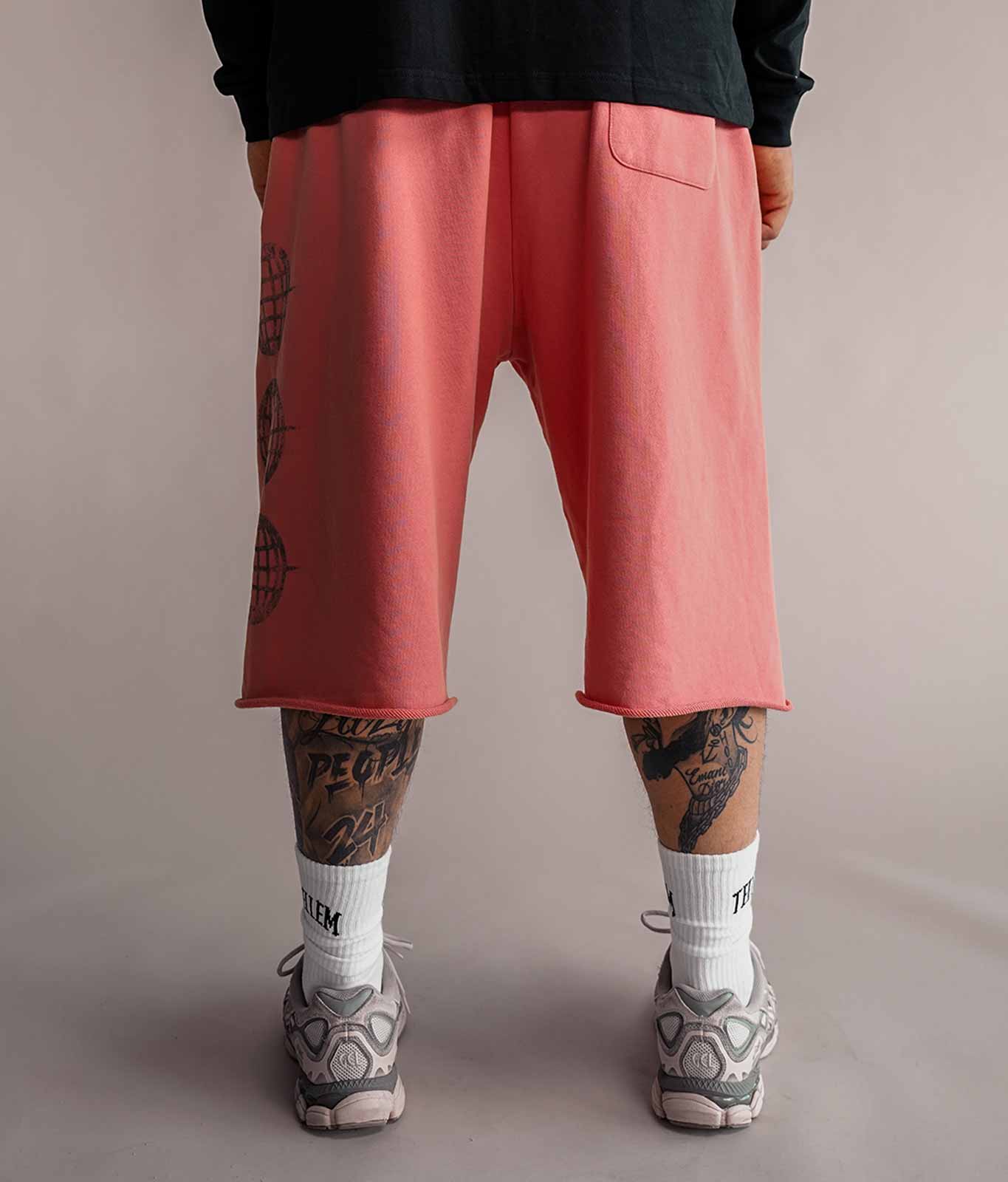 Rückansicht der roten 3/4 Shorts Herren mit Gesäßtasche und Logo-Print