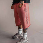 3/4 Shorts Herren in Rot mit Logo-Print seitlich am Bein, getragen mit weißen Tellem Socken