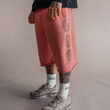 3/4 Shorts Herren in Rot mit Logo-Print seitlich am Bein, getragen mit weißen Tellem Socken