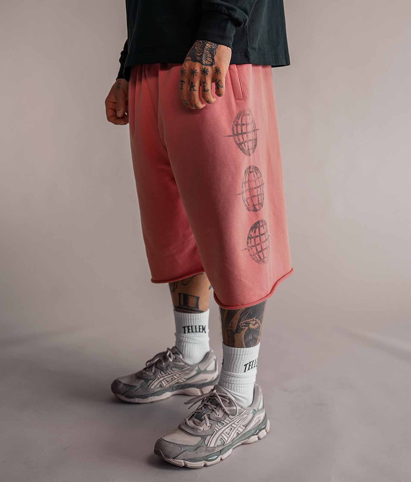 3/4 Shorts Herren in Rot mit Logo-Print seitlich am Bein, getragen mit weißen Tellem Socken