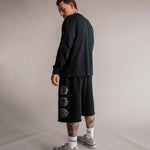 Model von hinten in schwarzer 3/4 Shorts und schwarzem Longsleeve, Basketball-Streetwear von Tellem