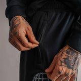 Nahaufnahme der Reißverschlusstasche Ton in Ton an schwarzer 3/4 Sweatshorts