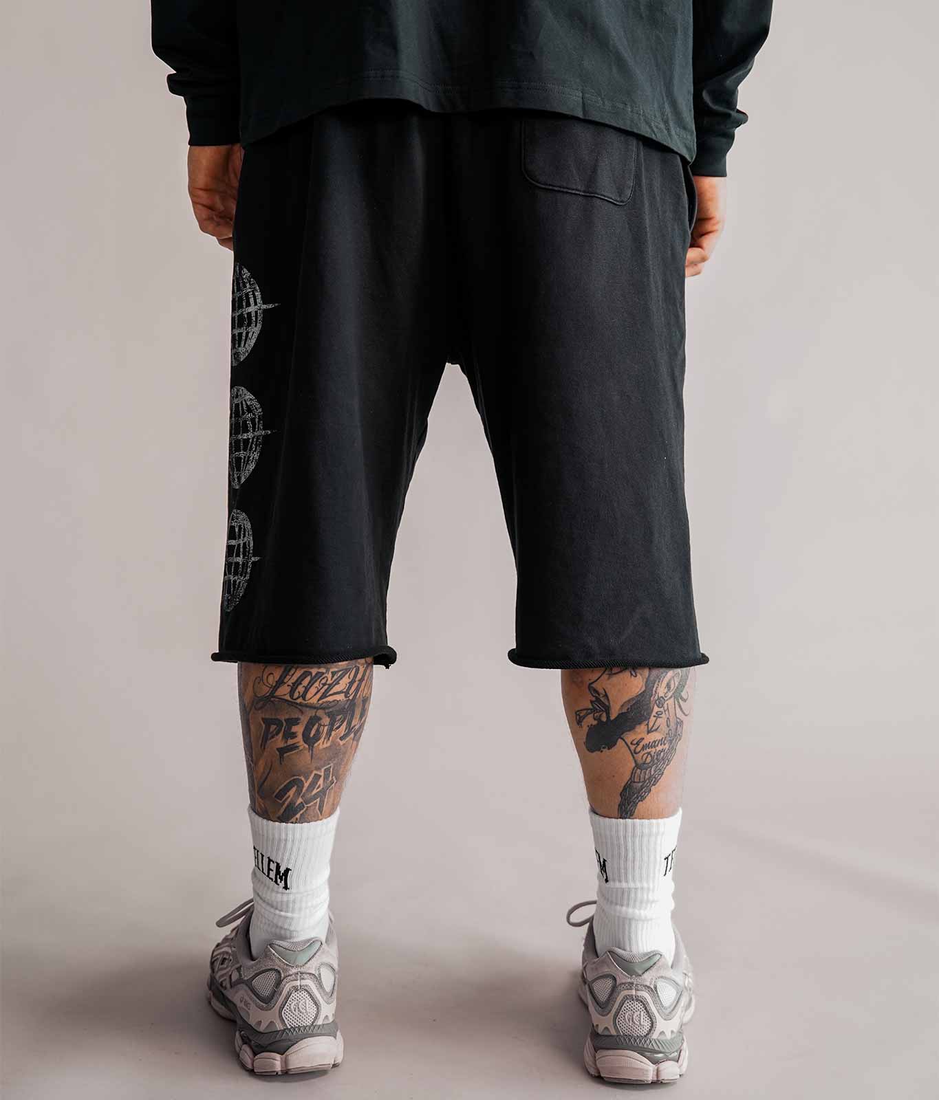 Rückansicht der schwarzen 3/4 Shorts Herren mit Gesäßtasche und Logo-Print