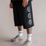 3/4 Shorts Herren in Schwarz mit Logo-Print seitlich am Bein, getragen mit weißen Tellem Socken