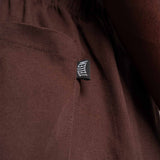 Gewebtes Logo von der braunen TELLEM Baumwoll Shorts aus Cotton Twill mit Seitentaschen