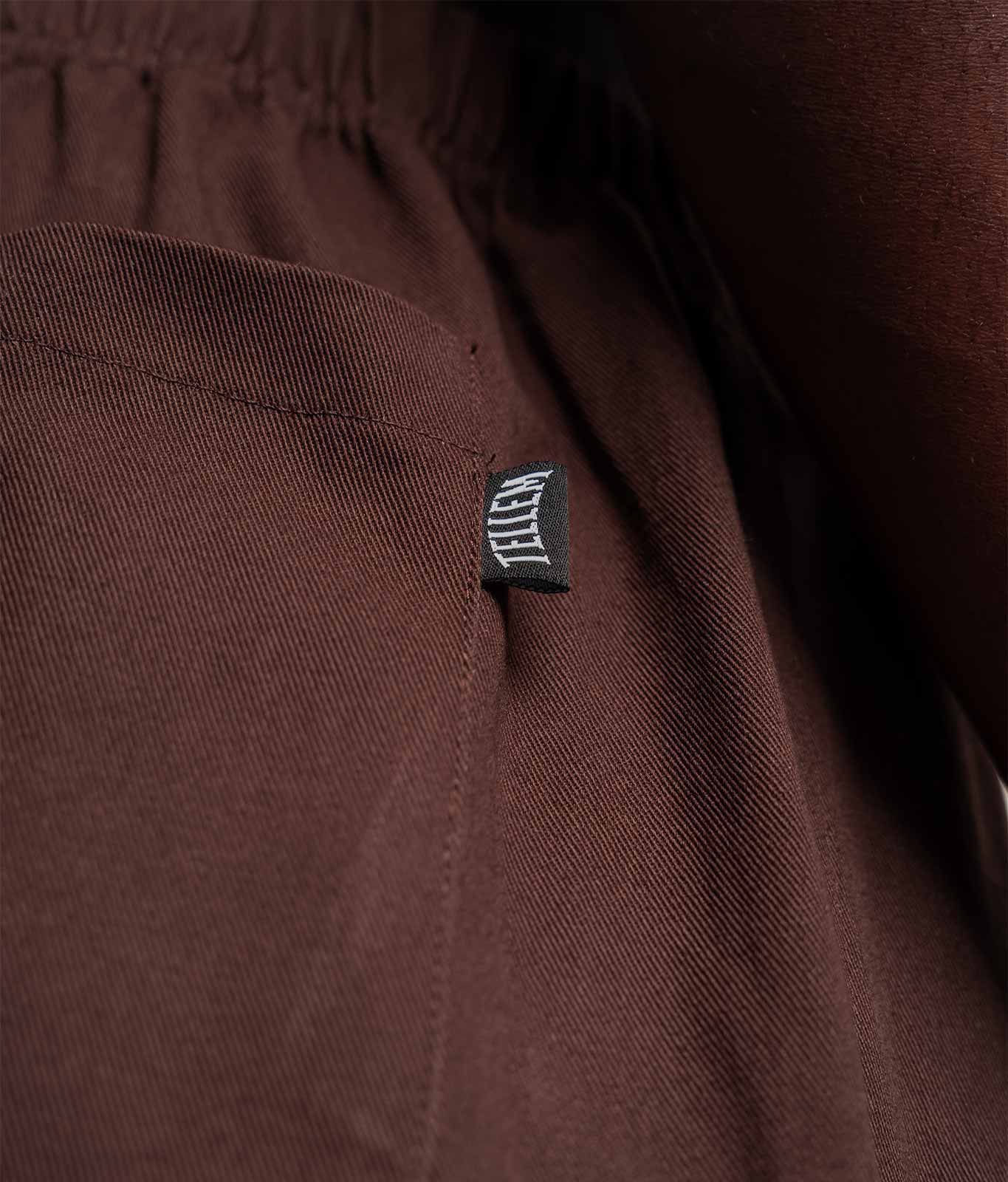 Gewebtes Logo von der braunen TELLEM Baumwoll Shorts aus Cotton Twill mit Seitentaschen