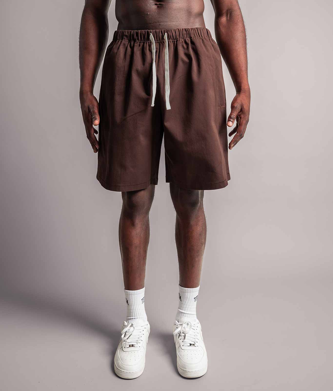 Frontansicht von der braunen TELLEM Baumwoll Shorts aus Cotton Twill mit zwei Seitentaschen