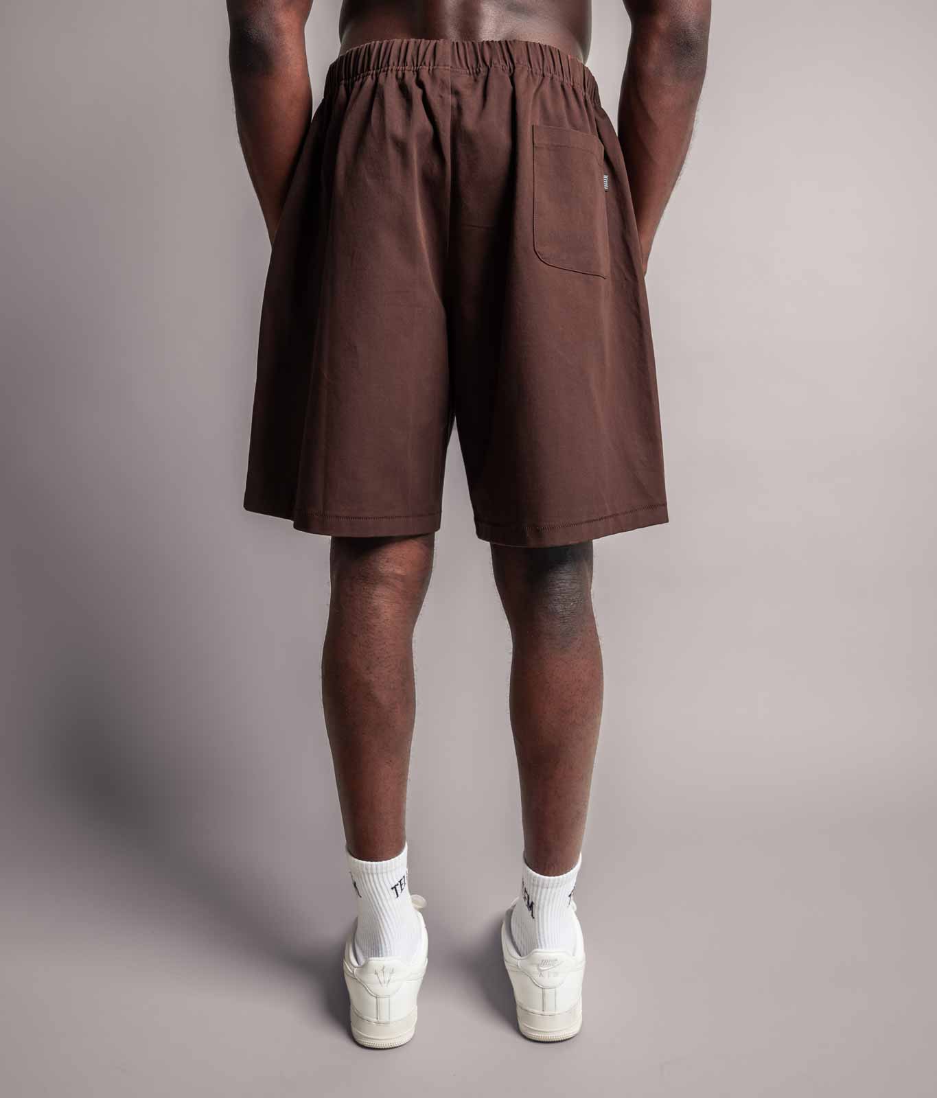 Rückseite von der braunen TELLEM Baumwoll Shorts aus Cotton Twill mit Backpocket