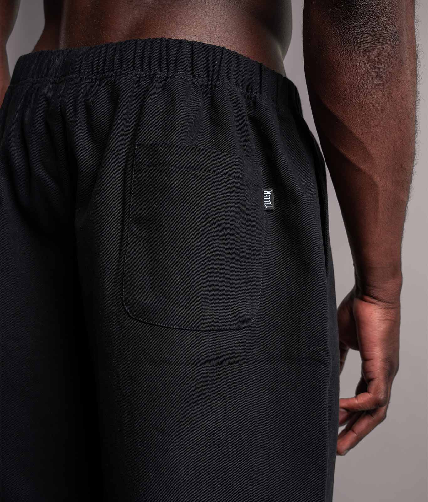 Backpocket von der schwarzen TELLEM Baumwoll Shorts aus Cotton Twill mit gewebten Logo