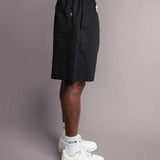 Seitenansicht von der schwarzen TELLEM Baumwoll Shorts aus Cotton Twill mit Seitentaschen
