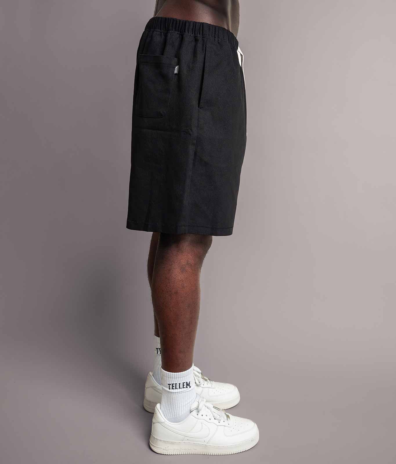 Seitenansicht von der schwarzen TELLEM Baumwoll Shorts aus Cotton Twill mit Seitentaschen