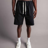 Model trägt die schwarzen TELLEM Baumwoll Shorts aus Cotton Twill mit lockerem Fit.