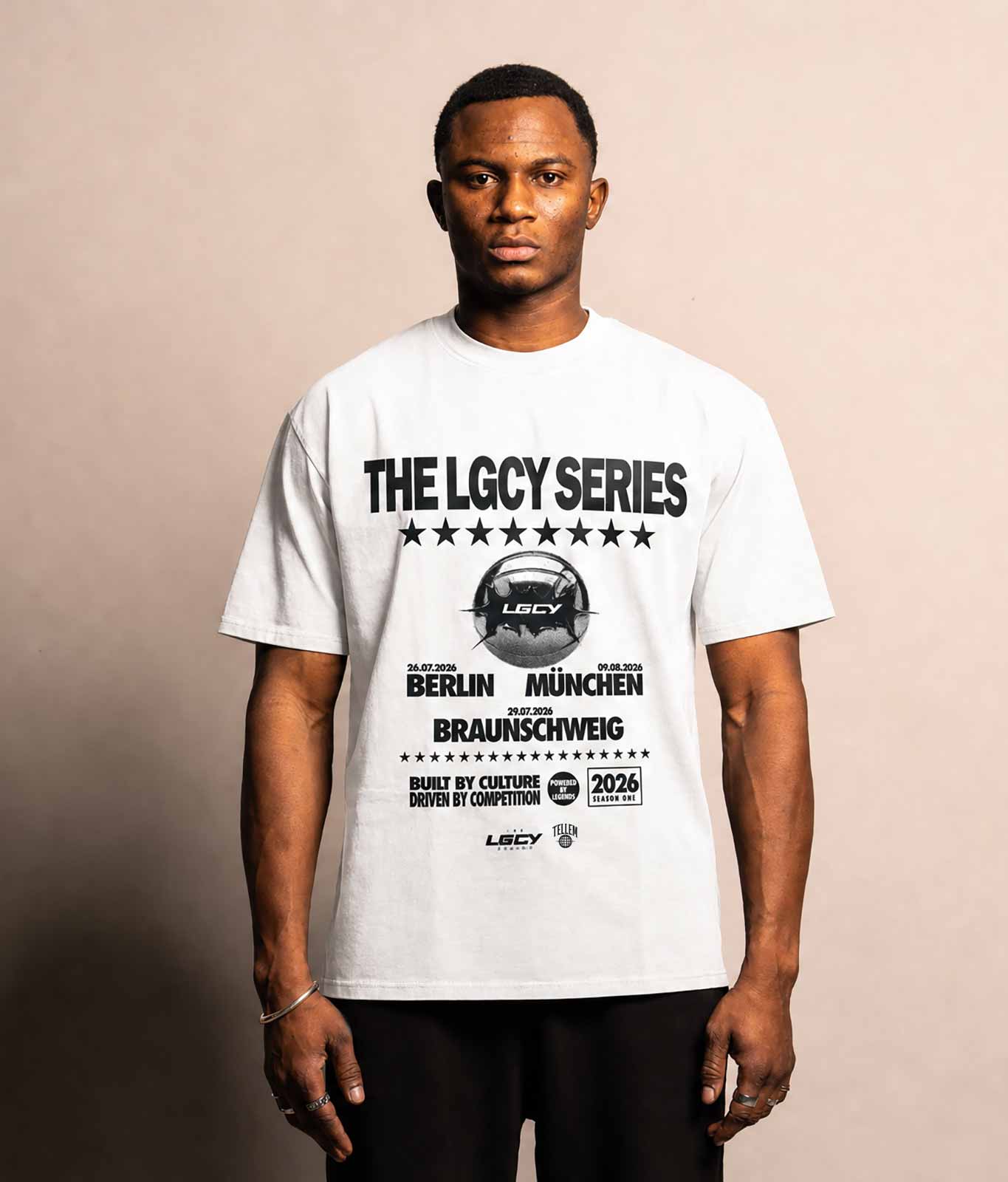Model trägt TELLEM LGCY Series Tour Shirt in Größe L, Basketball-Streetwear Herren