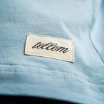 Nahaufnahme gewebter TELLEM Patch am Saum des Longsleeve Pocket Ice
