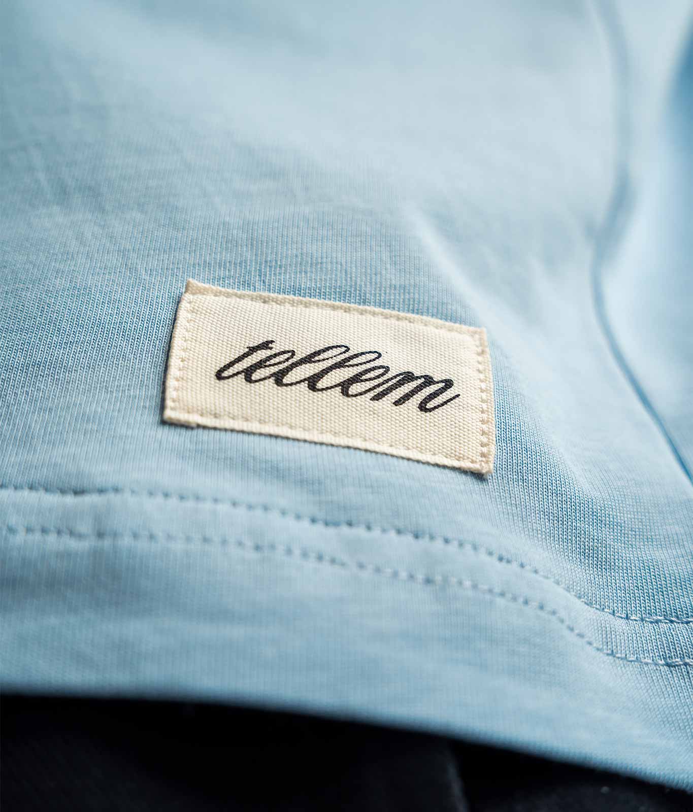 Nahaufnahme gewebter TELLEM Patch am Saum des Longsleeve Pocket Ice