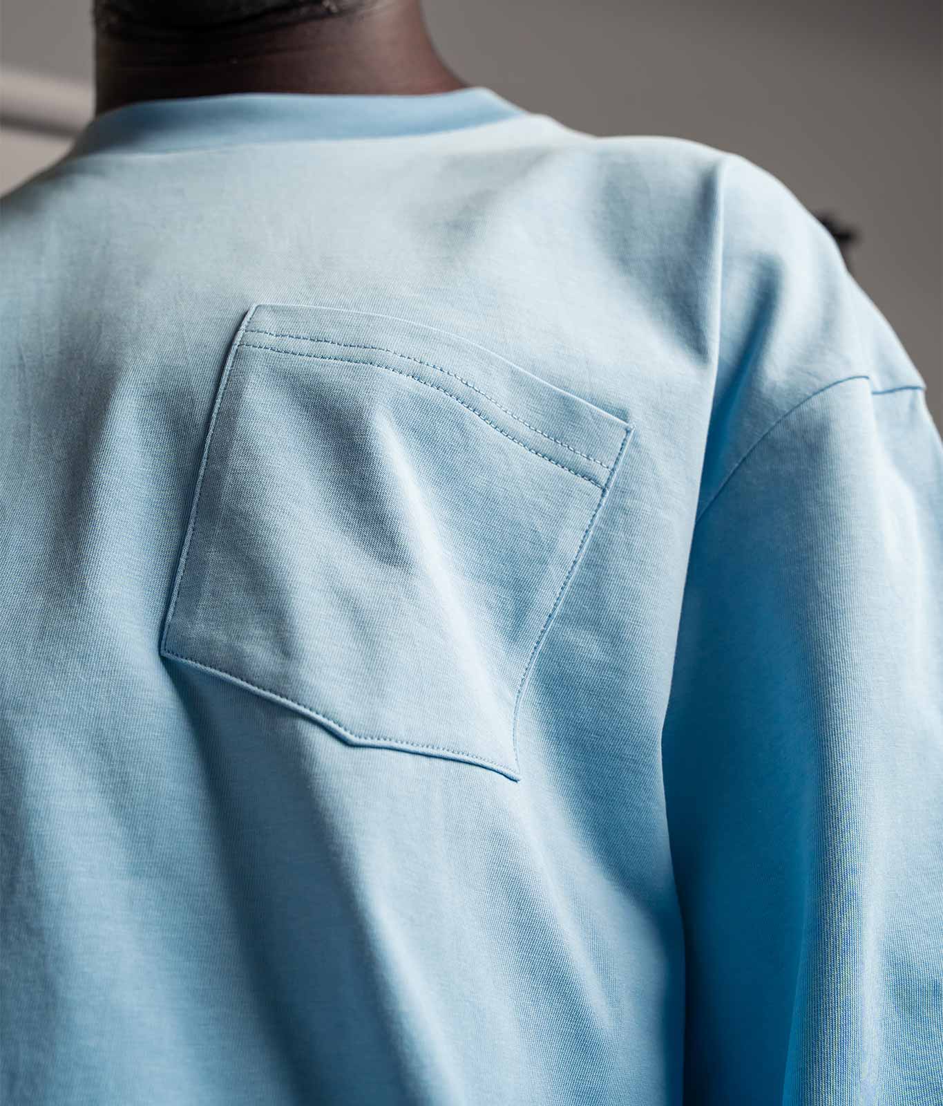 Nahaufnahme Brusttasche am TELLEM Longsleeve Pocket in Ice Blau