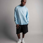 Model trägt TELLEM Longsleeve Pocket Ice Blau komplett mit Shorts, Frontansicht