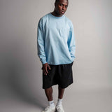 Model trägt TELLEM Longsleeve Pocket Ice Blau komplett mit Shorts, Frontansicht