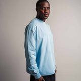 Model trägt TELLEM Longsleeve Pocket in Ice Blau, Seitenansicht mit Brusttasche