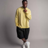 Model trägt TELLEM Longsleeve Pocket Lemon Gelb komplett mit Shorts, Frontansicht