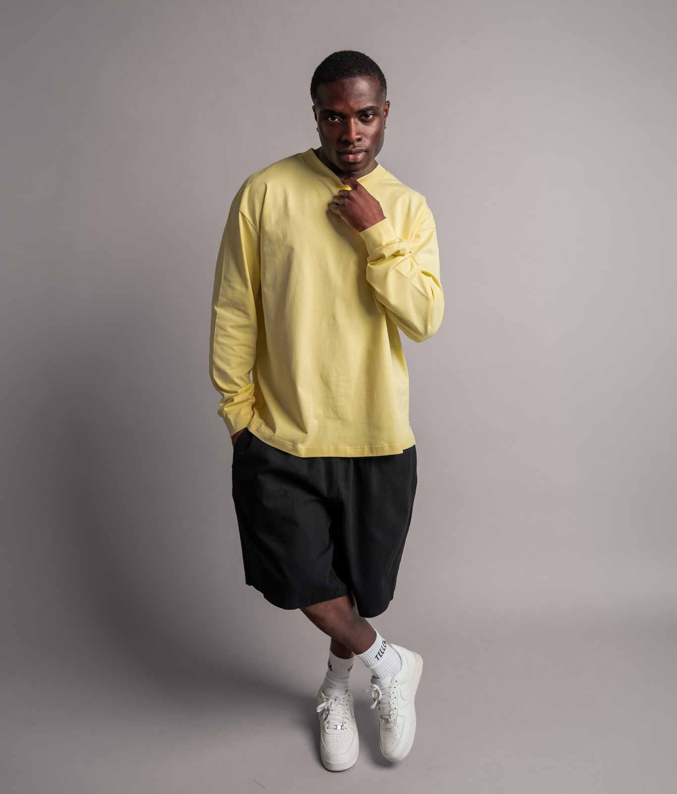 Model trägt TELLEM Longsleeve Pocket Lemon Gelb komplett mit Shorts, Frontansicht