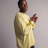 Model trägt TELLEM Longsleeve Pocket in Lemon Gelb, Seitenansicht mit Brusttasche