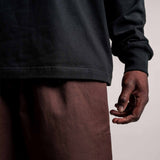 Saum und Handgelenk vom schwarzen TELLEM Longsleeve aus 100 % Baumwolle mit lockerem Fit.
