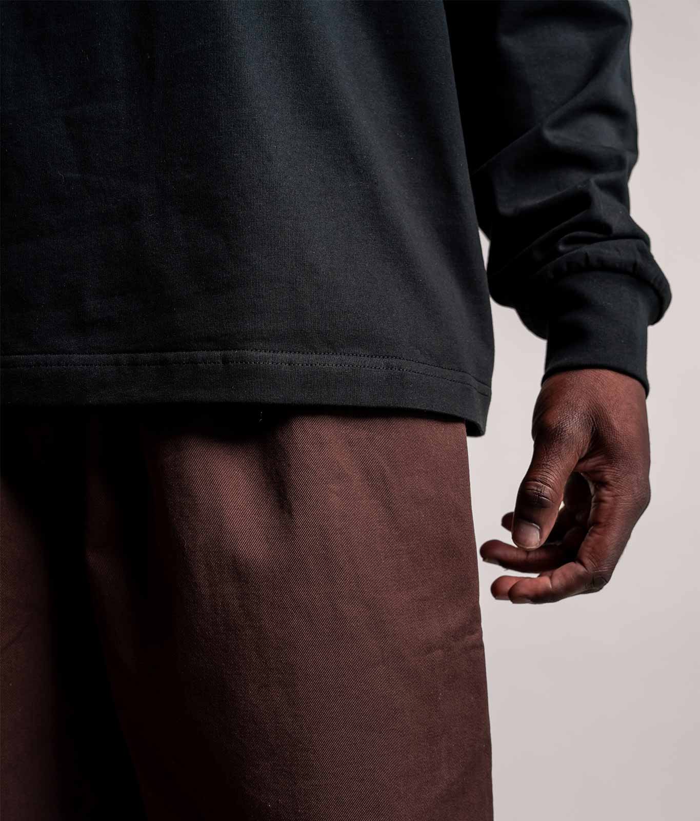 Saum und Handgelenk vom schwarzen TELLEM Longsleeve aus 100 % Baumwolle mit lockerem Fit.
