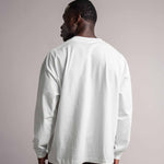 Rückenansicht vom weißen TELLEM Longsleeve aus 100 % Baumwolle mit lockerem Fit.