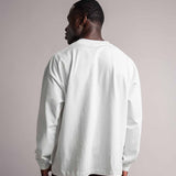 Rückenansicht vom weißen TELLEM Longsleeve aus 100 % Baumwolle mit lockerem Fit.