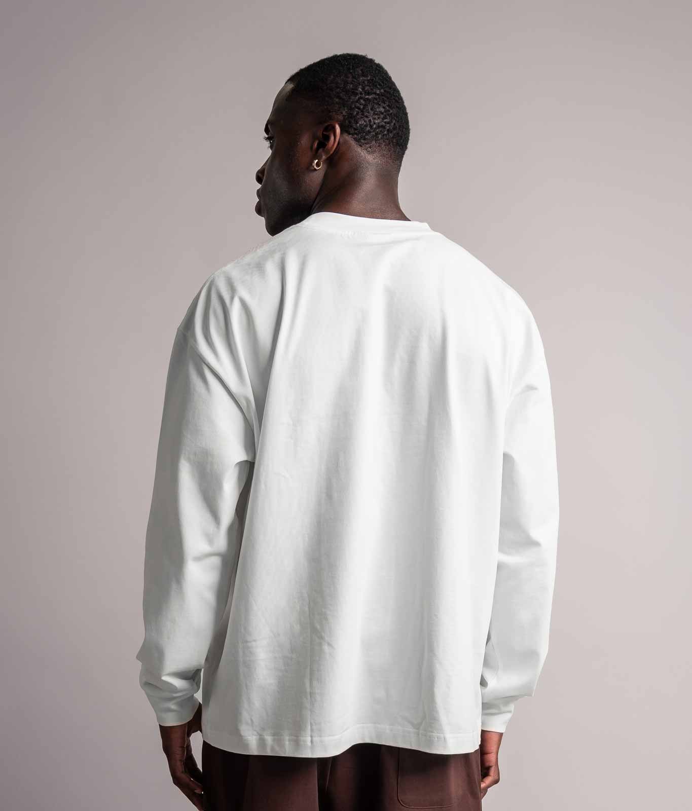 Rückenansicht vom weißen TELLEM Longsleeve aus 100 % Baumwolle mit lockerem Fit.