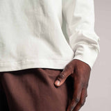 Hochwertiger Saum und Ärmel vom weißen TELLEM Longsleeve aus 100 % Baumwolle mit lockerem Fit.