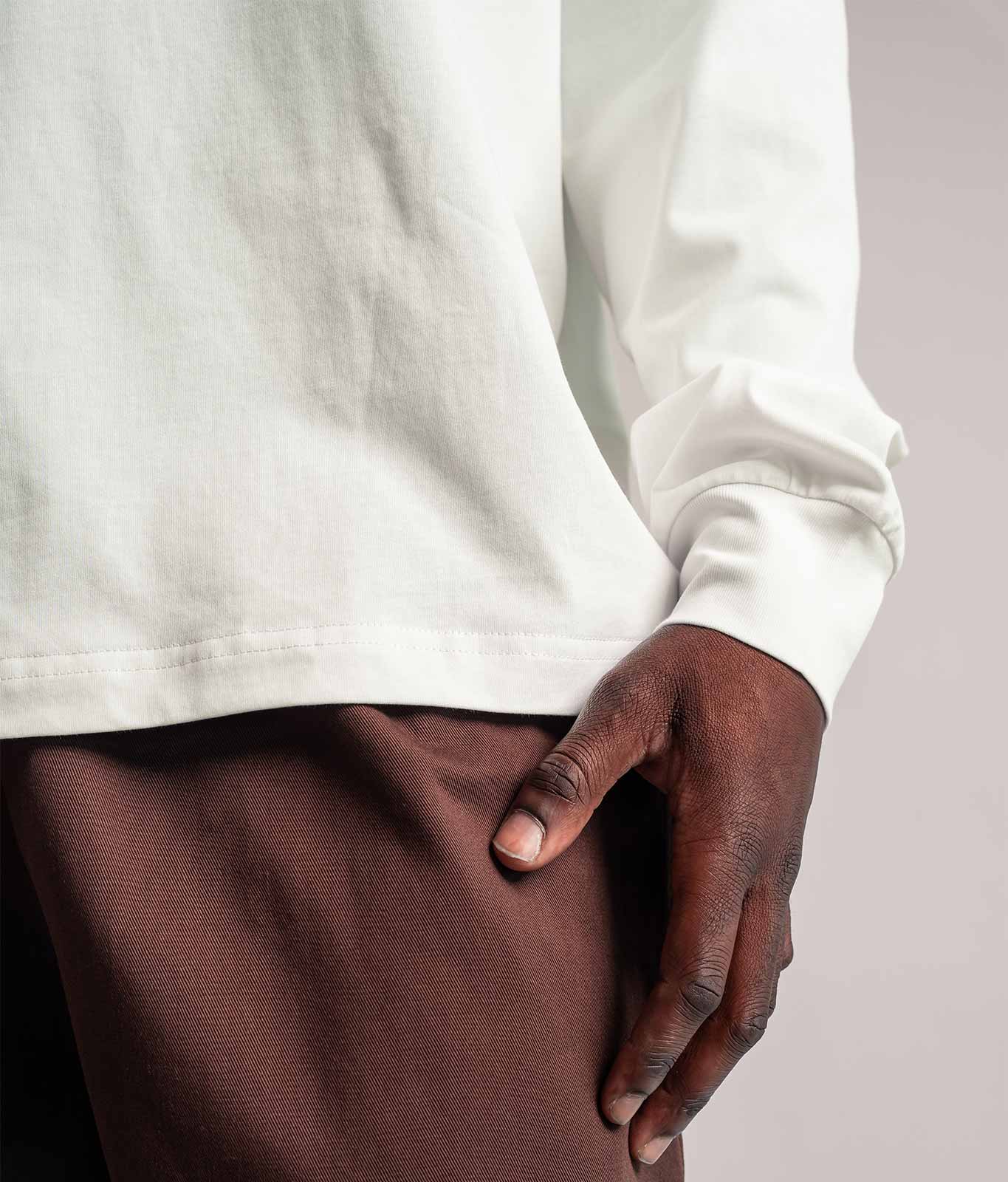 Hochwertiger Saum und Ärmel vom weißen TELLEM Longsleeve aus 100 % Baumwolle mit lockerem Fit.