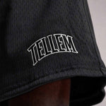 Nahaufnahme TELLEM Logo-Print an der Mesh Shorts Move in Schwarz
