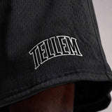 Nahaufnahme TELLEM Logo-Print an der Mesh Shorts Move in Schwarz