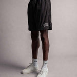 Model in Bewegung mit TELLEM Mesh Shorts Move Schwarz, sportlicher Fit