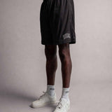 Model in Bewegung mit TELLEM Mesh Shorts Move Schwarz, sportlicher Fit