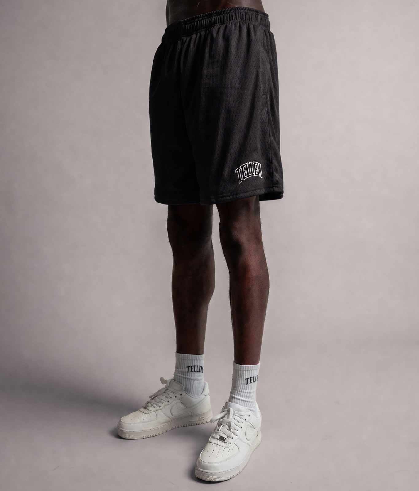 Model in Bewegung mit TELLEM Mesh Shorts Move Schwarz, sportlicher Fit