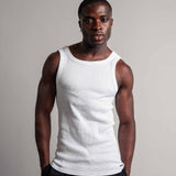 Model trägt das weiße TELLEM Tanktop aus 270gsm Rib-Baumwolle mit körpernaher Passform.