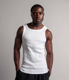 Model trägt das weiße TELLEM Tanktop aus 270gsm Rib-Baumwolle mit körpernaher Passform.