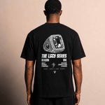 Model trägt The TELLEM LGCY Series Ring Shirt in Schwarz, Rückansicht mit Championship-Ring-Backprint