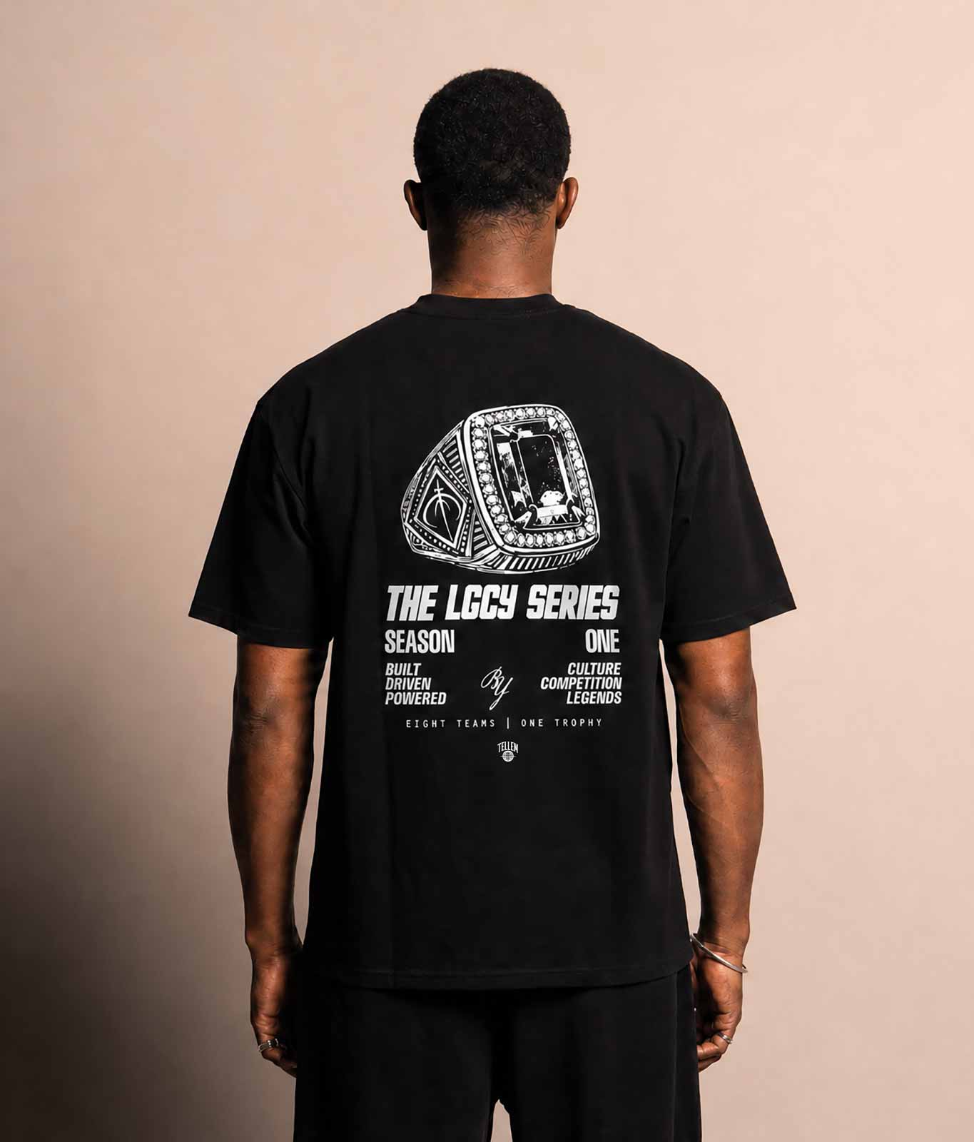 Model trägt The TELLEM LGCY Series Ring Shirt in Schwarz, Rückansicht mit Championship-Ring-Backprint